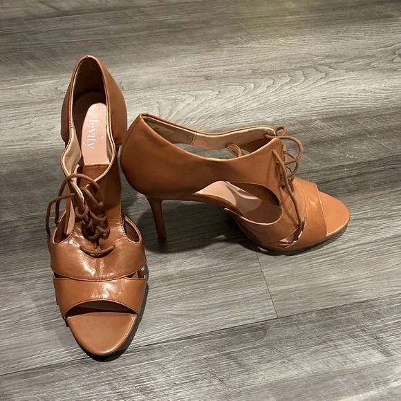 Heels - Picture 4 of 4